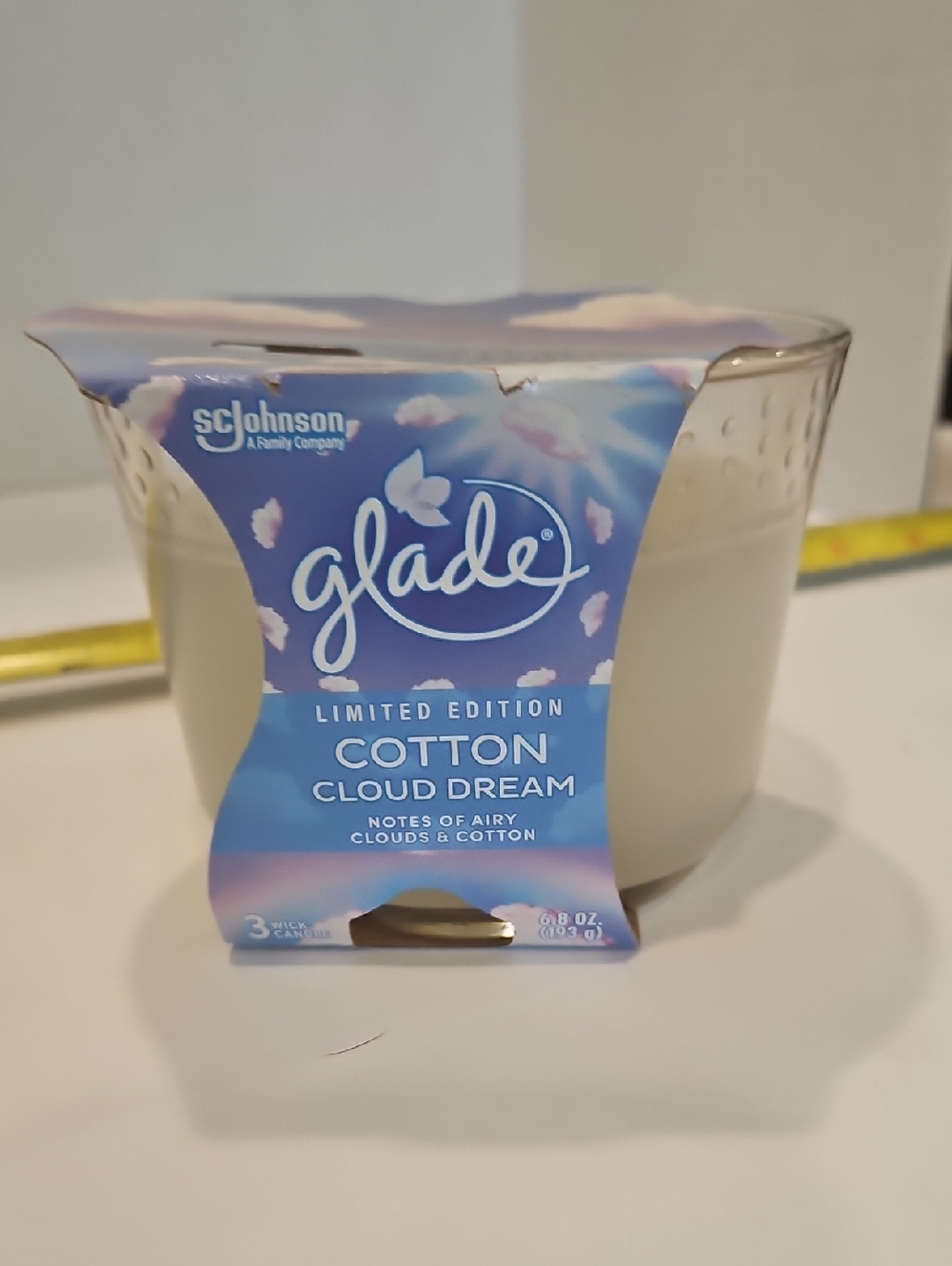 Glade Cotton Cloud Dream Candle - Blue & White